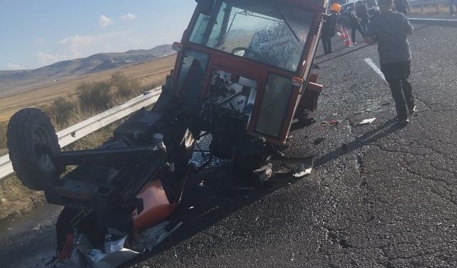 Kars’ta otomobil ile traktör çarpıştı: 6 yaralı