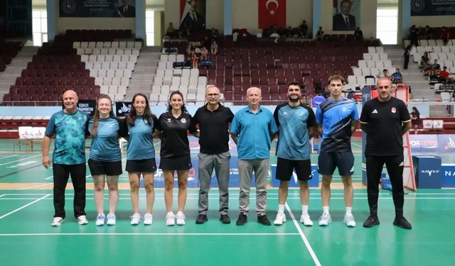 Erzincanlı milli sporculara federasyondan raket hediyesi