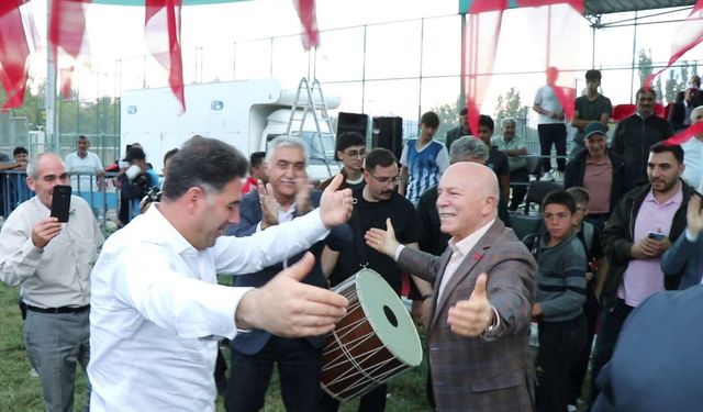 Başkan Sekmen davul-zurna sesini duyunca er meydanına çıktı