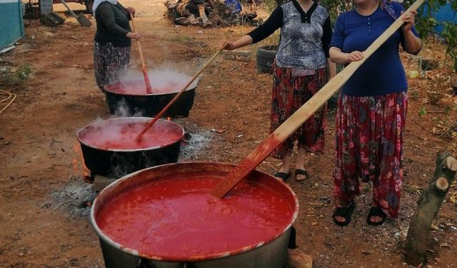 Kışlık salçalar kaynamaya başladı