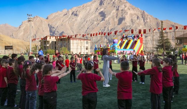 Hakkâri’de çocuklar 3. Çocuk Oyun Şenliği’nde doyasıya eğlendi