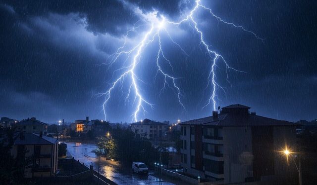 Erzincan’da yağmur sonrası şimşek şöleni