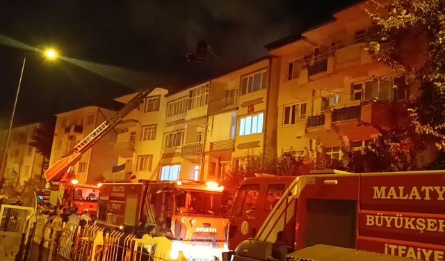 Malatya’da 4 katlı binanın çatısında yangın çıktı