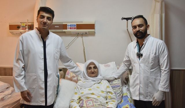 Bitlis’te 70 yaşındaki hastaya 7,5 saatlik kapalı bağırsak ameliyatı