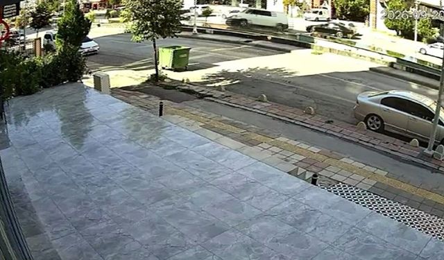 Malatya’da minibüsün karşı şeride geçtiği kazada motokurye saniyelerle kurtuldu