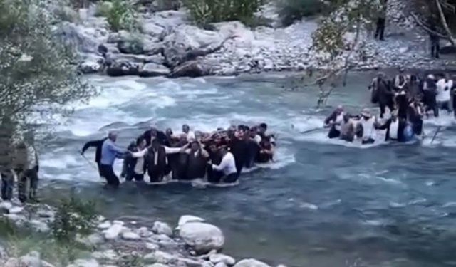 Yüksekova’da sarp arazide acı olay: Cenazesi dereden geçirilip omuzlarda taşındı
