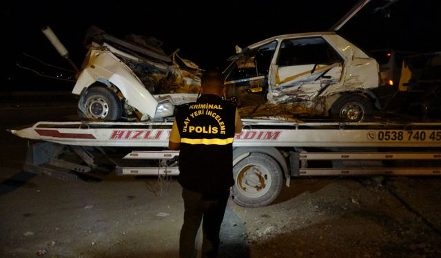 Üç aracın karıştığı kazada ikiye bölünen otomobilin sürücüsü hayatını kaybetti
