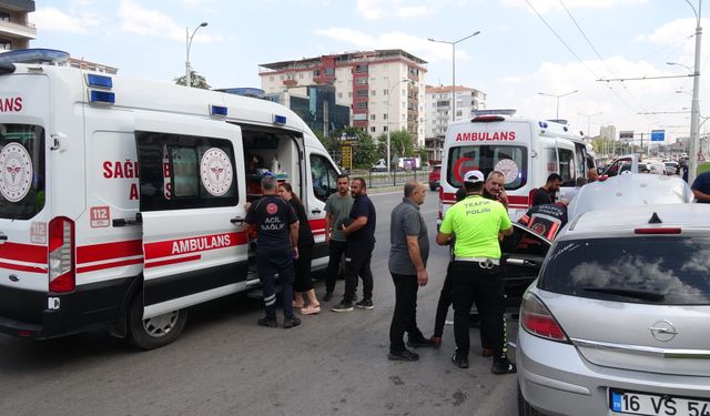 Kontrolden çıkan otomobil trambüs direğine çarptı: 2'si çocuk 4 yaralı