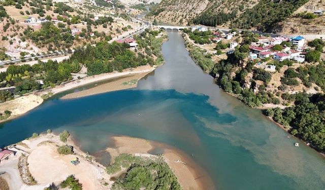 Tunceli'de iki nehir, yağış sonrası iki farklı renge büründü