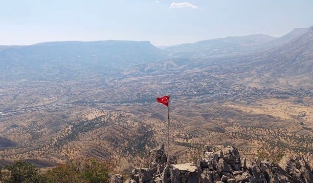 Gazeteci 2 bin rakımdaki Türk bayrağını yeniledi