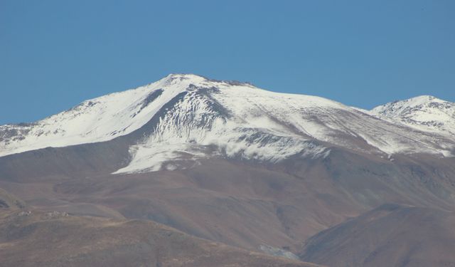 Erzincan'ın yüksek kesimleri mevsimin ilk karıyla beyaza büründü