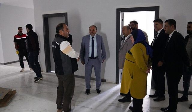 Rektör Çakmak Spor Bilimleri Fakültesinin yeni hizmet binasında incelemelerde bulundu