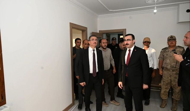 Vali Baruş, Çat’ta tamamlanan deprem konutlarını inceledi