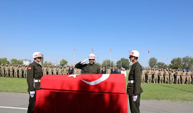 Iğdır’da askeri araç kazasında şehit olan asker için tören düzenlendi