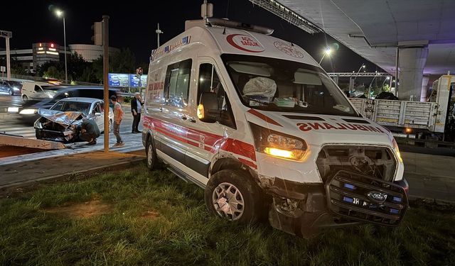 Ambulansla otomobilin çarpıştığı kazada 6 kişi yaralandı