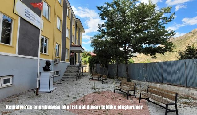 Kemaliye’de onarılmayan okul istinat duvarı tehlike oluşturuyor
