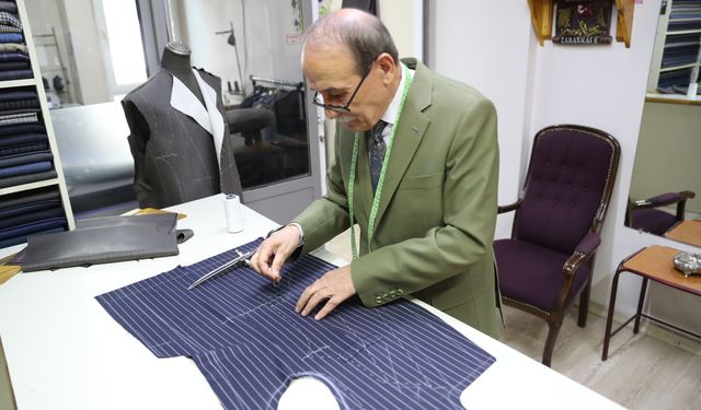 Erzincan'da "yılın ahisi" seçilen terzi, mesleğini 61 yıldır tutkuyla sürdürüyor