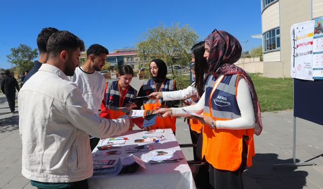 Van'da "turuncu yelekli" üniversite öğrencileri arkadaşlarını afetlere karşı bilinçlendiriyor