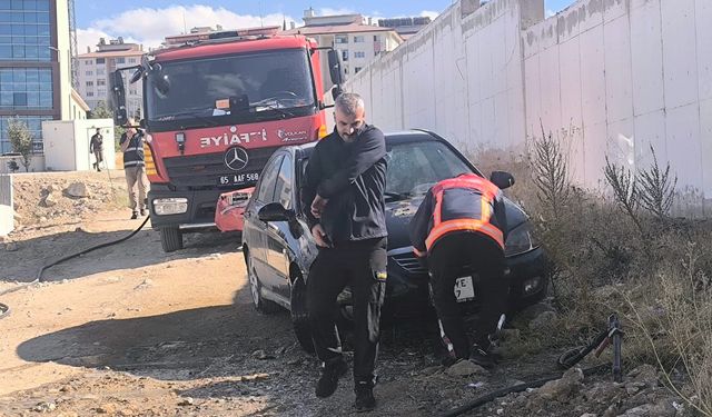 Van'da park halindeki otomobilde yangın