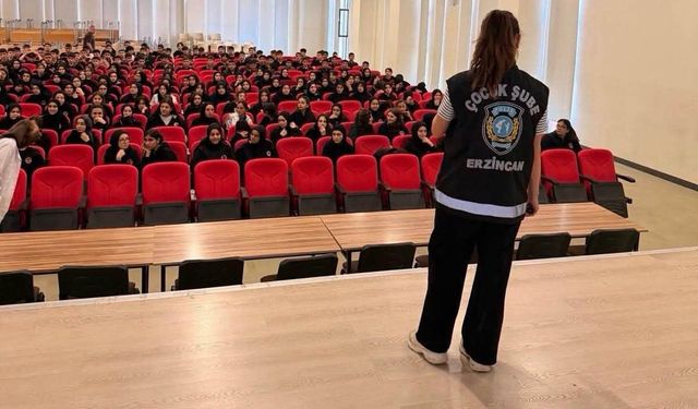 Çocuk polisi, Erzincan’da öğrencileri suçlara karşı bilgilendirdi