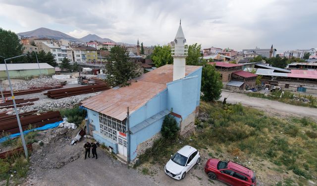 Evden bozma cami, kentsel dönüşümün ortasında zamana direniyor