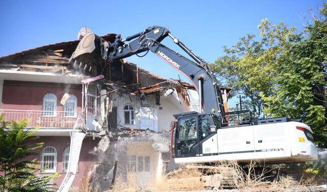 Yeşilyurt’ta metruk yapı yıkıldı
