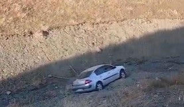 El freni çekilmeyen araç dere yatağına yuvarlandı