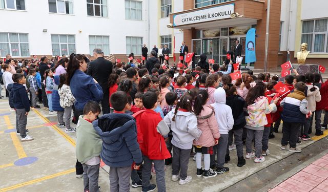 Bayrağı öpen minik Miran’a anlamlı teşekkür