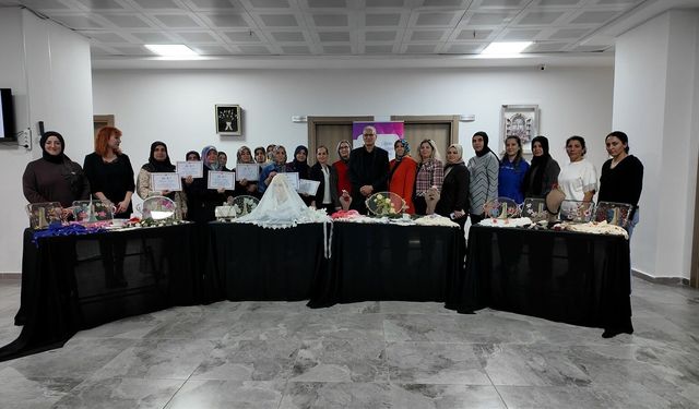 Elazığ'da kursu tamamlayan kadınlara sertifikaları verildi