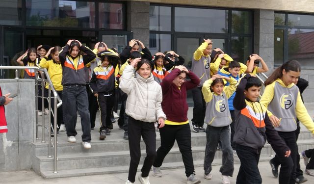 Kars’ta afet tatbikatı gerçeğini aratmadı: Minikler güvenli alanlara koştu