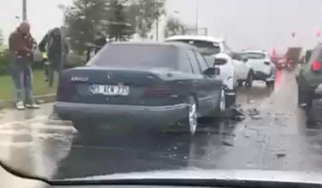 Erzurum’da yağmur kazaya neden oldu: 5 araç birbirine girdi