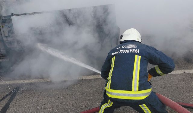 Van'da seyir halindeki kamyonet alev alev yandı