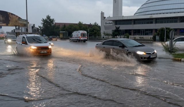Erzincan’da yağmur etkili oldu, geceyi şimşekler aydınlattı