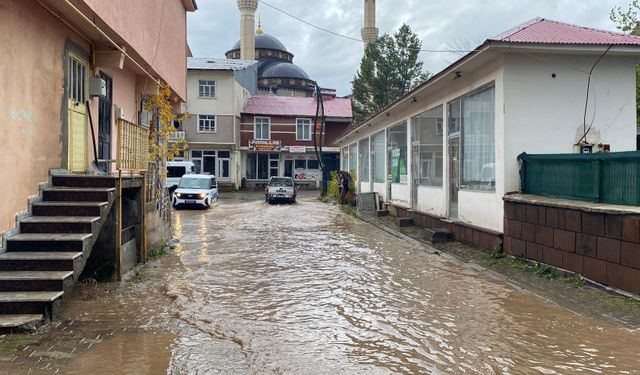 Bingöl’de yağış sonrası Karlıova sokakları göle döndü