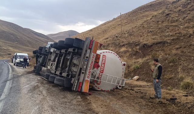 Hakkari’de virajı alamayan tanker devrildi