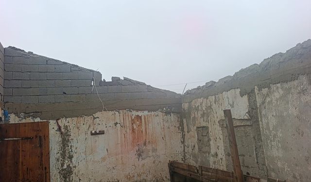 Hortum Tekman’da çatıları uçurdu