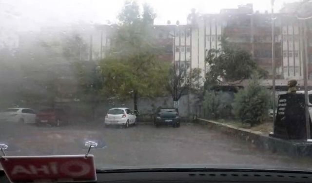 Tunceli’de şiddetli yağış sürücülere zor anlar yaşattı