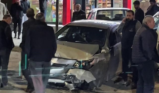 Erzurum’da direksiyonu kilitlenen otomobil kaza yaptı: O anlar kamerada