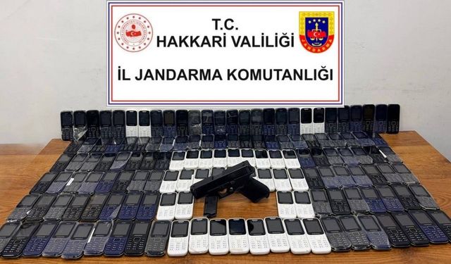 Hakkari’de 142 kaçak cep telefonu ele geçirildi