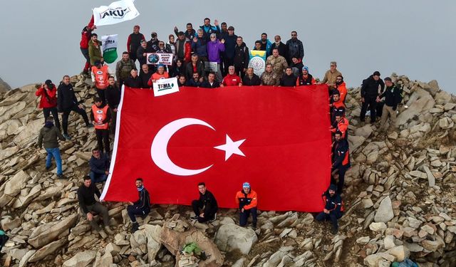 Bingöl'de Cumhuriyet Bayramı etkinlikleri kapsamında Sülbüs Dağı'na zirve tırmanışı