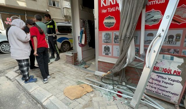 Yolcu minibüsü ile çarpışan ticari taksi terzi dükkanına girdi