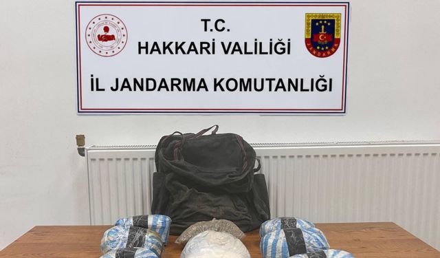 Şemdinli kırsalında taşlarla gizlenmiş çantadan uyuşturucu çıktı
