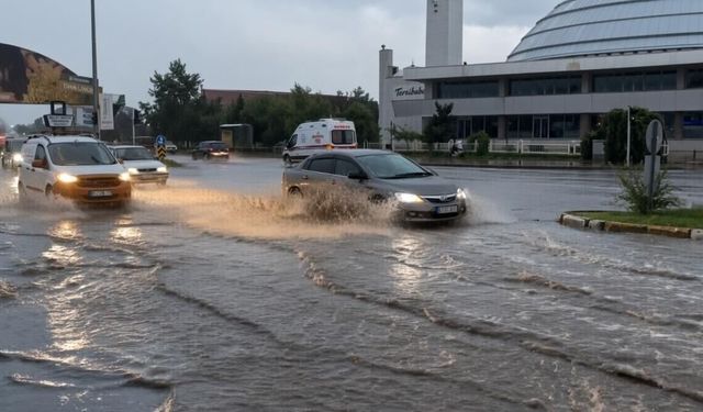 Erzincan’da sağanak yağış etkili oldu