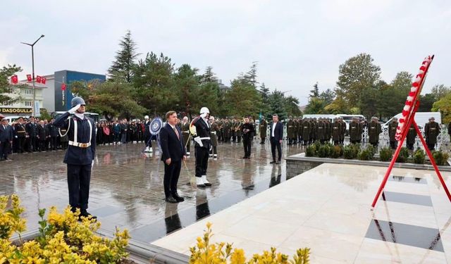 Erzincan’da 29 Ekim Cumhuriyet Bayramı için çelenk sunma töreni düzenlendi