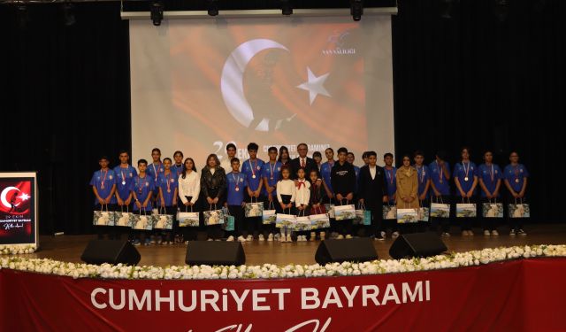 Van’da Cumhuriyet Bayramı coşkuyla kutlandı
