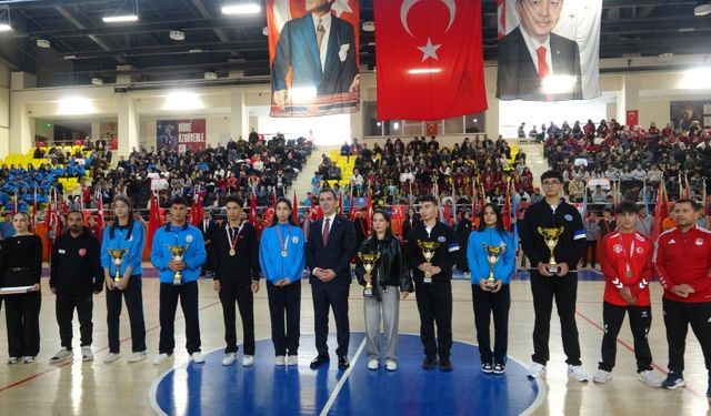 Bitlis’te 29 Ekim Cumhuriyet Bayramı törenle kutlandı