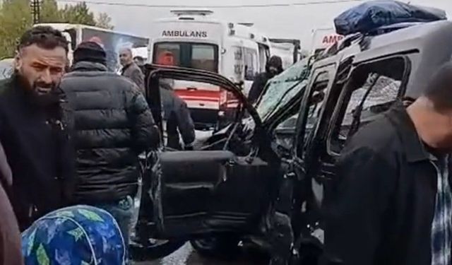 Van’da tır ile hafif ticari araç çarpıştı: 2 yaralı