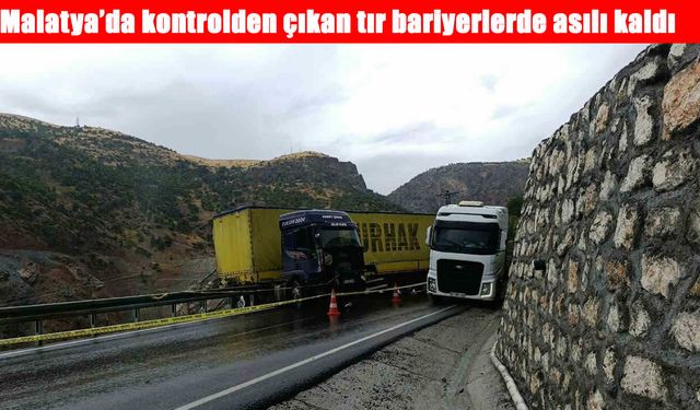 Malatya’da kontrolden çıkan tır bariyerlerde asılı kaldı