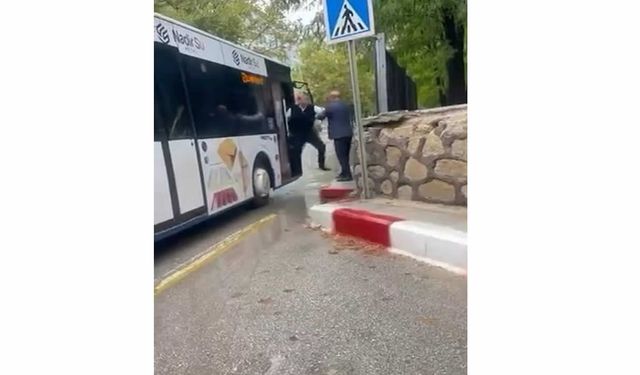 Otobüs şoförü ile kavga eden şahıs şemsiye ile saldırdı