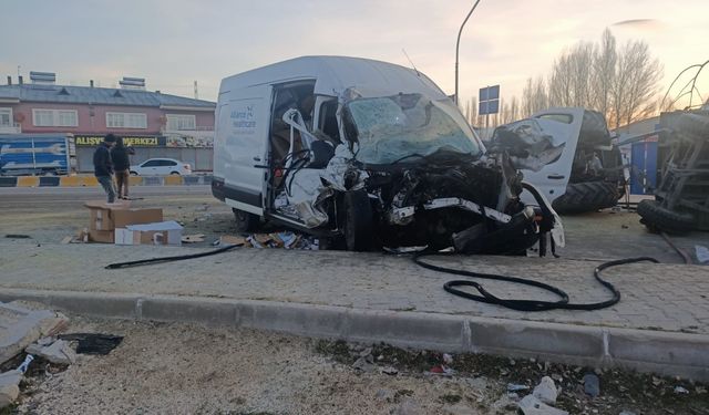 Van'da traktör ile minibüs çarpıştı: 2 yaralı  